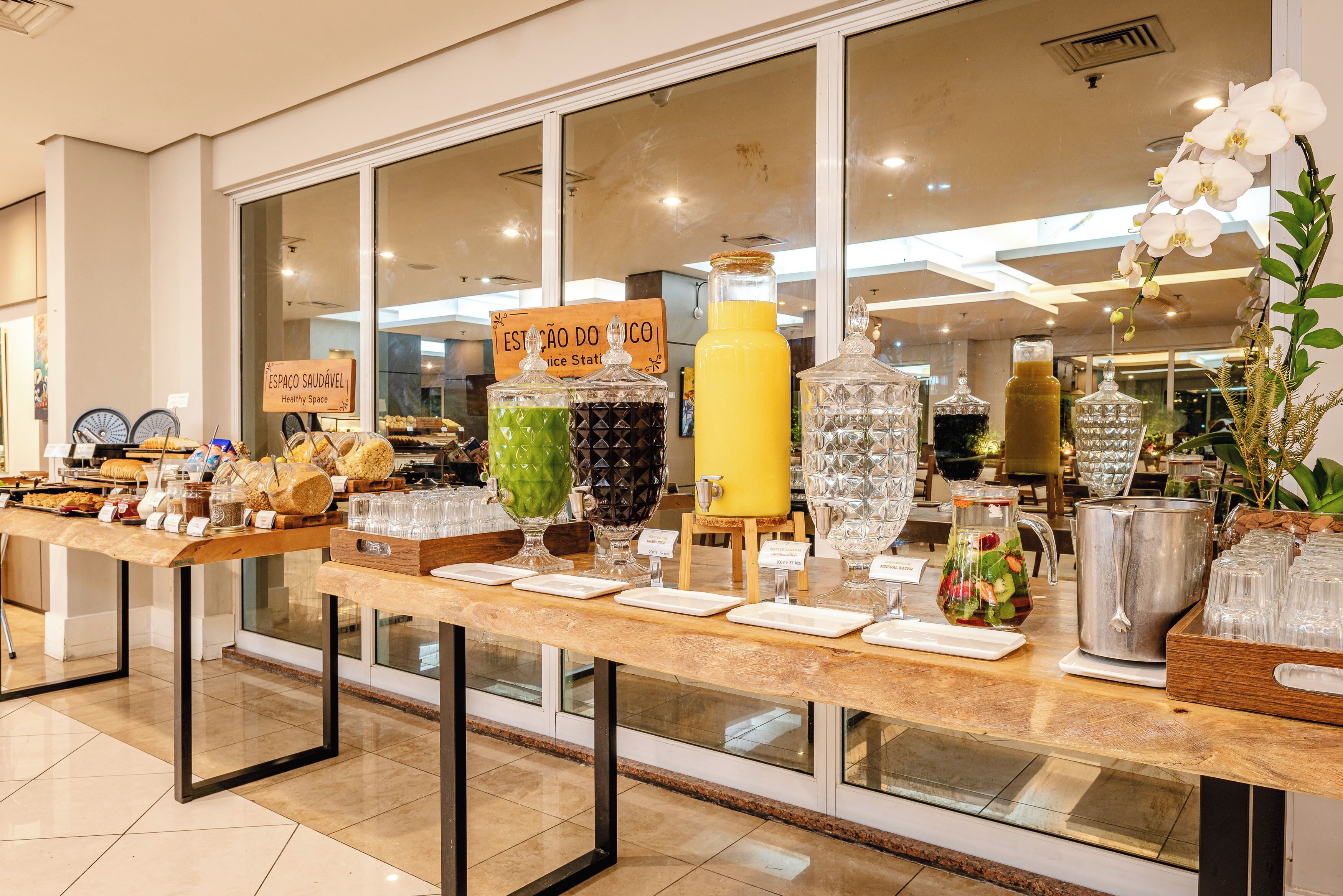 Un espace buffet où diverses sortes de plats et de boissons sont présentés sur une longue table.