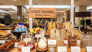 A buffet area with various food options and labels. - Blue Tree Premium Verbo Divino (São Paulo)