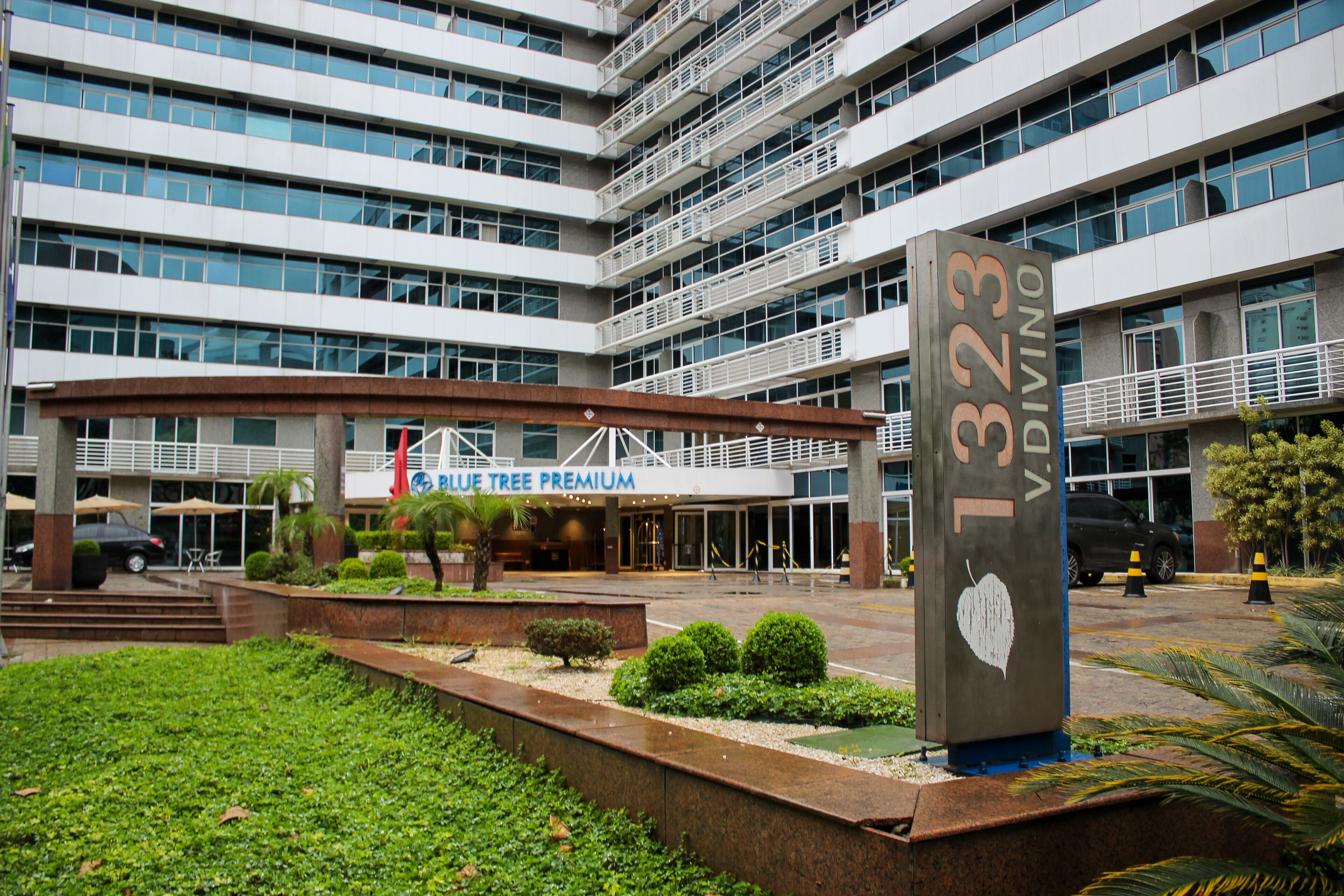Un edificio moderno con un letrero que dice "Blue Tree Premium" y "1323 Divino".