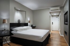 Rum - 1 kingsize-säng | Värdeförvaringsskåp på rummet, skrivbord och strykjärn/strykbräda