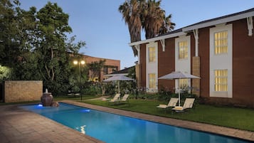 Outdoor pool, pool umbrellas, sun loungers