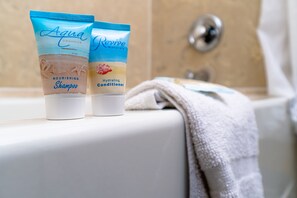 华丽客房, 1 张特大床 | 浴室服务设施 | 吹风机、毛巾