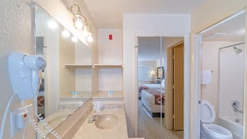 Habitación Deluxe, 2 camas de matrimonio | Baño | Secador de pelo y toallas