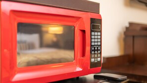 Chambre Deluxe, 1 très grand lit | Four à micro-ondes