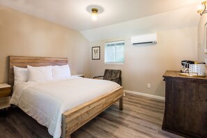 Basic Studio | Free WiFi, bed sheets - Cottages on River Road (Guerneville)