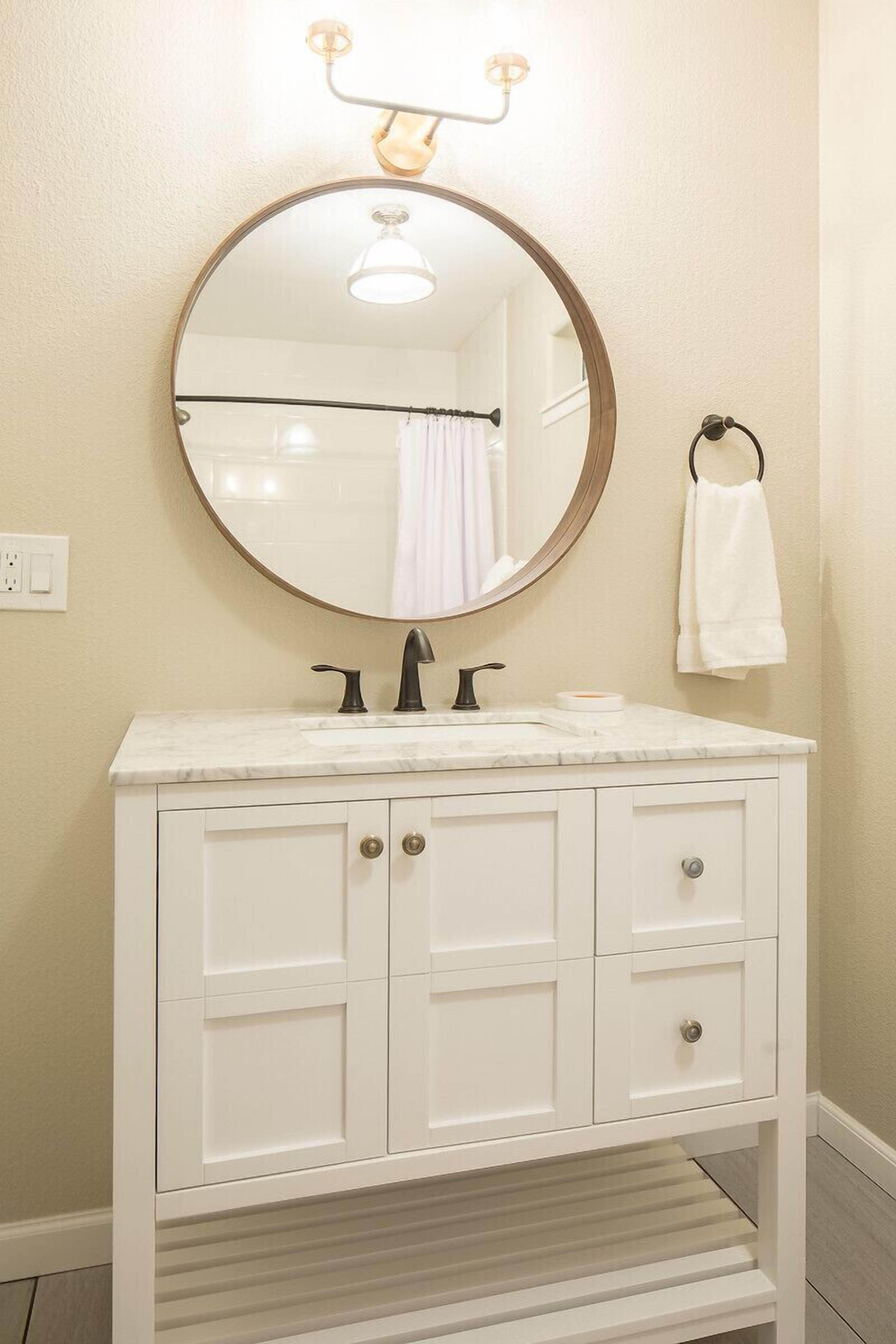 studio, 1 king bed | bathroom | shower, free toiletries, hair dryer, towels