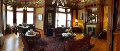 Coin salon dans le hall