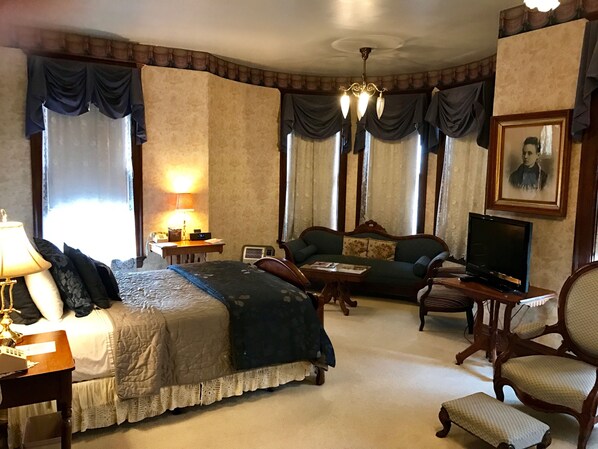 Deluxe Suite | Premium bedding, individually decorated, individually furnished