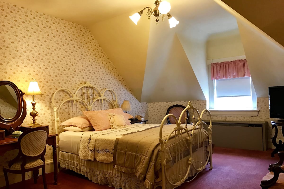 Junior Suite | Premium bedding, iron/ironing board, WiFi (free), individually decorated