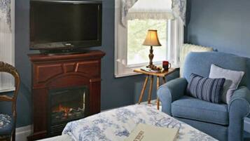 Suite (Morris Canal) | Premium bedding, individually decorated, individually furnished