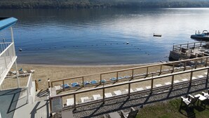 Private beach, sun loungers, beach umbrellas, kayaking - Lakefront Terrace Resort (Lake George)