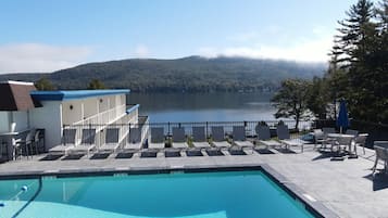 Sæsonbestemt udendørs pool, åben fra kl. 10.00 til kl. 21.00, parasoller