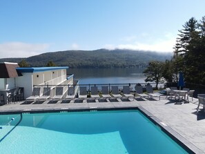 季節性室外游泳池,開放時間為 10:00 至 21:00,提供泳池遮陽傘和日光浴躺椅