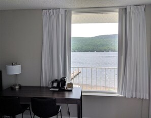 Chambre, 2 grands lits, vue sur le lac, en face de la plage | Draps en coton égyptien, literie de qualité, rideaux d’obscurcissement