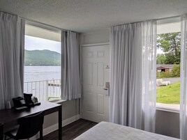 Quarto, 2 camas Queen, vista para o lago, de frente para a praia | Roupas de cama de algodão egípcio, roupas de cama premium