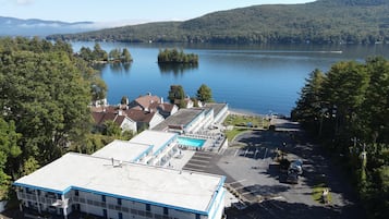 Enjoy expansive lake views and a tranquil atmosphere in this scenic hotel.