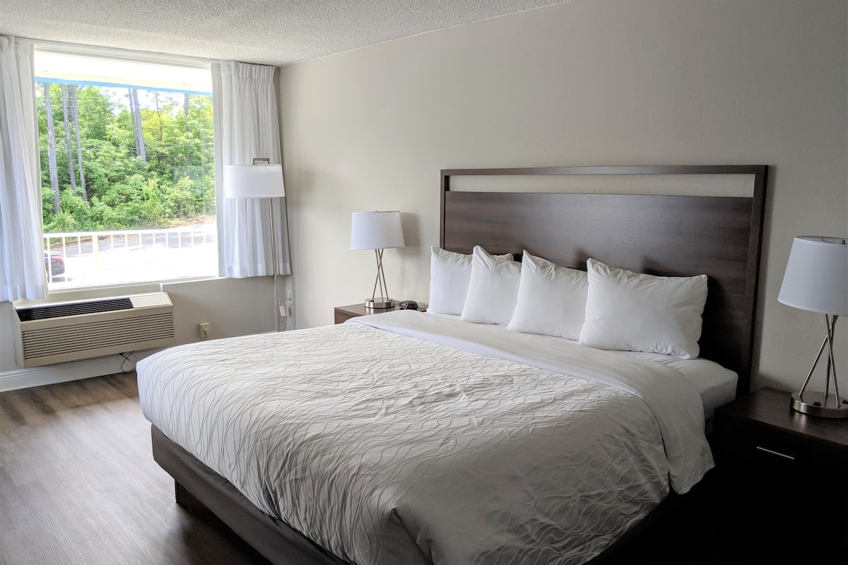room, 1 king bed, lake view | egyptian cotton sheets, premium bedding, blackout curtains