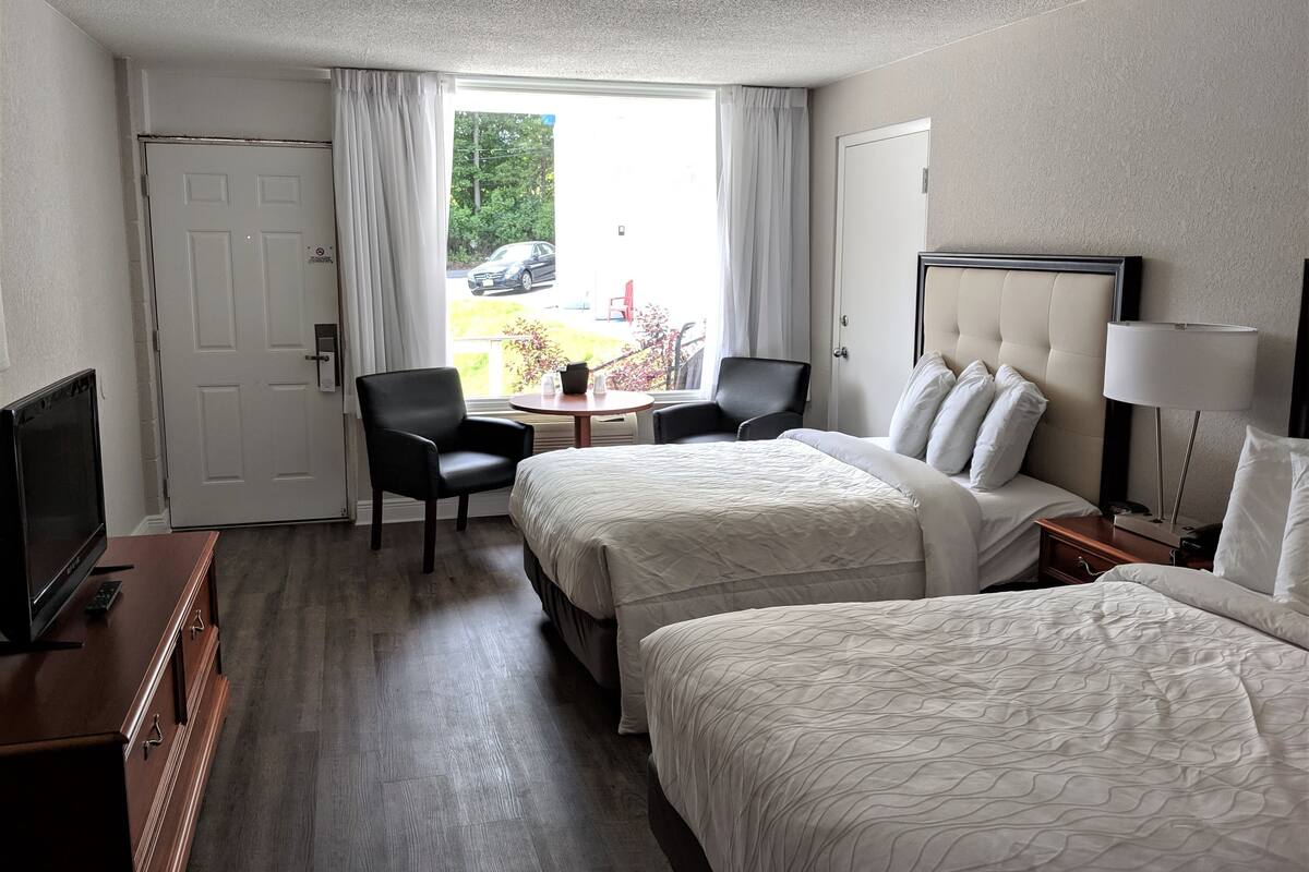 Zimmer, 2 Doppelbetten, zum Innenhof hin | Bettwäsche aus ägyptischer Baumwolle, hochwertige Bettwaren