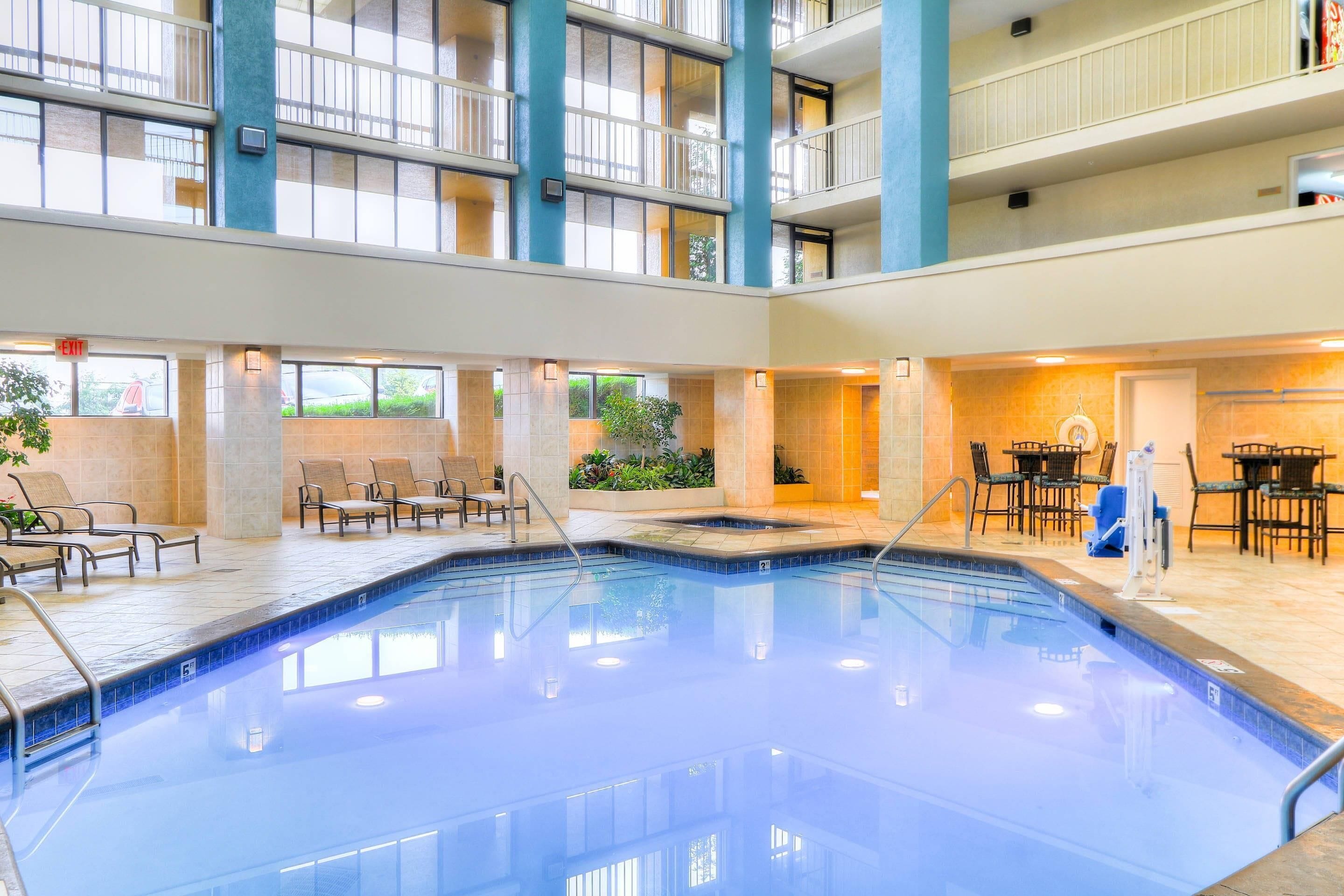 Une piscine intérieure à plusieurs niveaux, dotée d’espaces de détente et d’un coin repas.