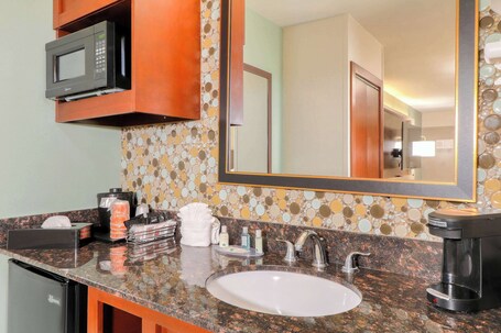 Quality Inn Near the Island Pigeon Forge - Image 9