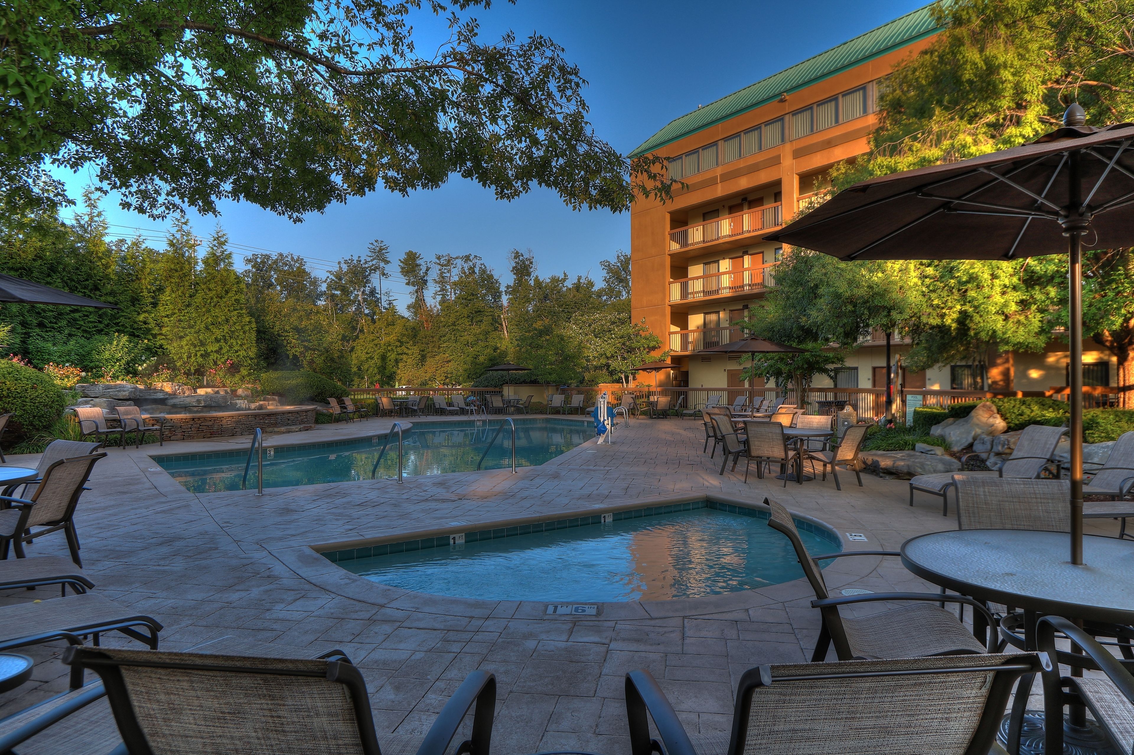 室内游泳池，季节性开放的室外游泳池，池畔遮阳伞，日光浴躺椅