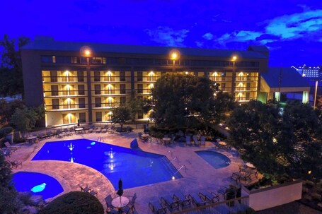 Quality Inn Near the Island Pigeon Forge - Image 3