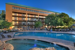 Outdoor spa tub - Quality Inn Near the Island Pigeon Forge (Pigeon Forge)