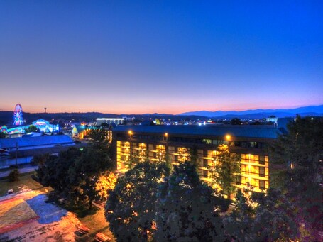 Quality Inn Near the Island Pigeon Forge - Image 4