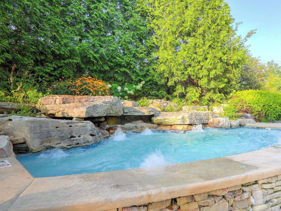 Innendørsbasseng, sesongbasert utendørsbasseng og bassengparasoller