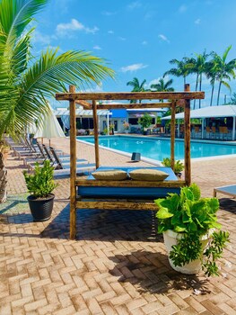 Outdoor pool, sun loungers at Skipjack Resort & Marina