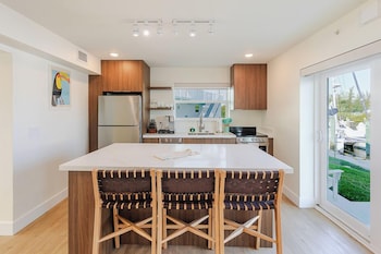 Fridge, microwave, coffee/tea maker at Skipjack Resort & Marina