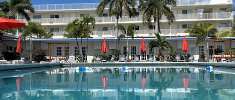 Hồ bơi ngoài trời, ghế dài tắm nắng