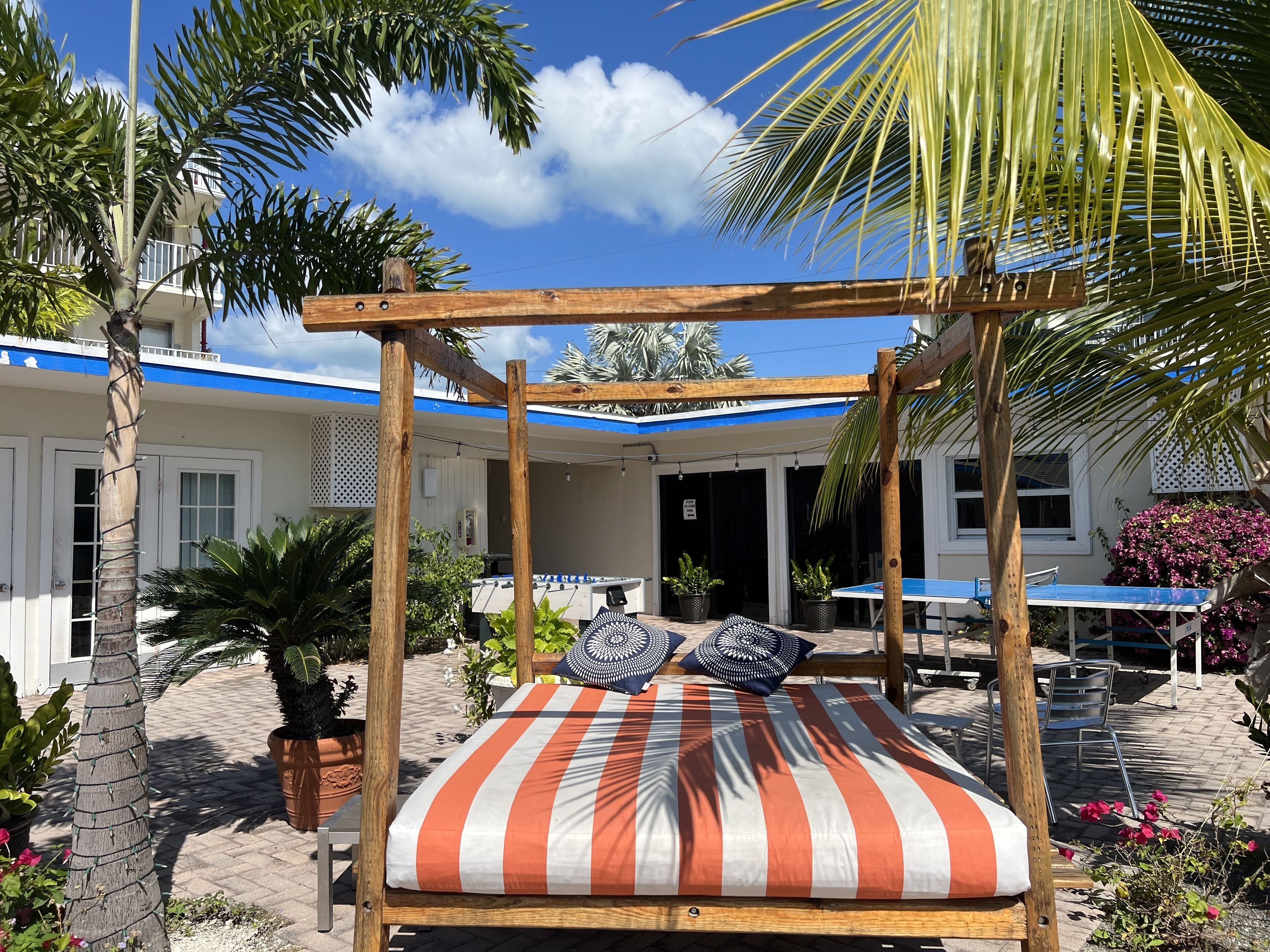 室外游泳池，日光浴躺椅