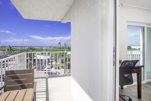 Suite, 1 chambre, balcon, vue sur la baie (King) | Coffre-fort, bureau, rideaux d’obscurcissement, système d’insonorisation