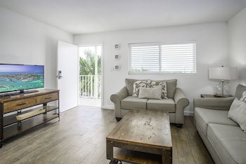 1 bedroom, in-room safe, desk, blackout drapes at Skipjack Resort & Marina