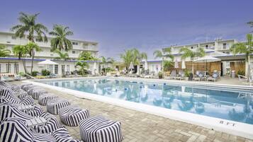 Alberca al aire libre y camastros