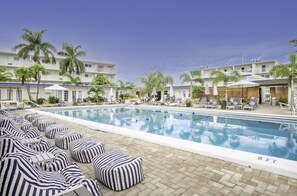 Piscine extérieure, chaises longues