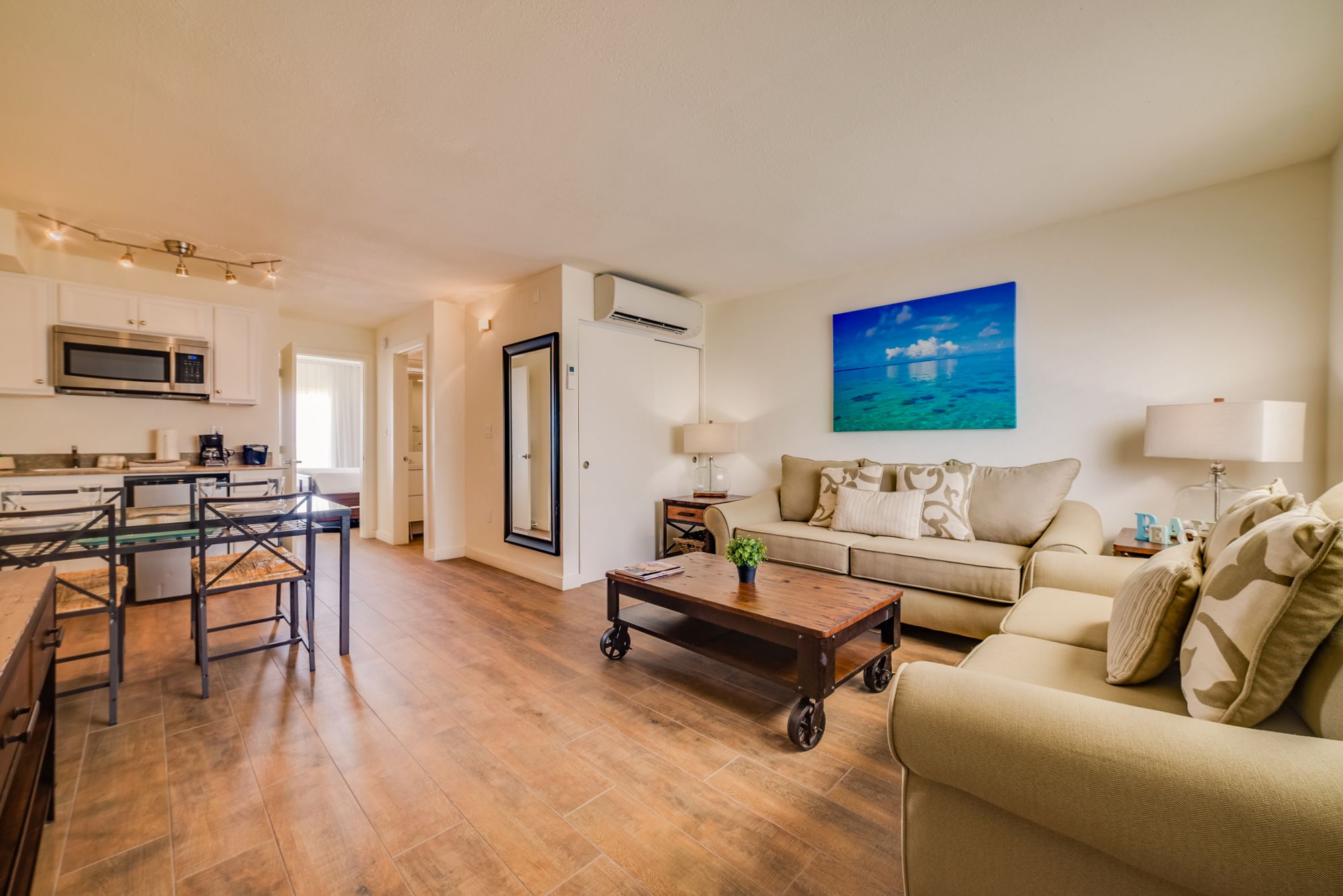 1 多间卧室、客房内保险箱、办公桌、遮光窗帘