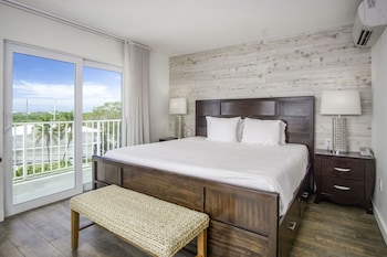1 bedroom, in-room safe, desk, blackout drapes at Skipjack Resort & Marina
