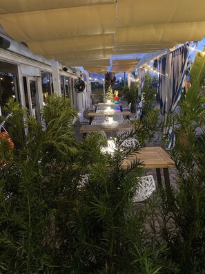 Outdoor dining - Skipjack Resort & Marina (Marathon)