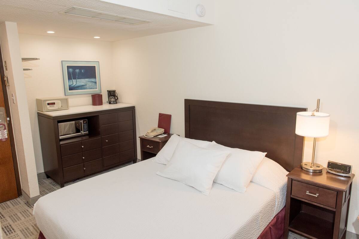 Standard Room, 1 Queen Bed