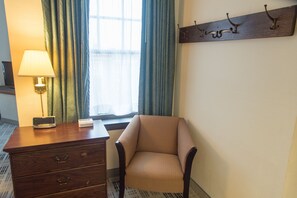 Standard Room, 1 Queen Bed | Living area
