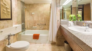 Un baño moderno con inodoro, bañera y lavabo.