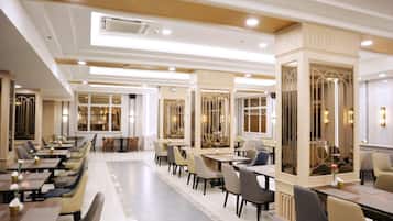 Breakfast, lunch and dinner served