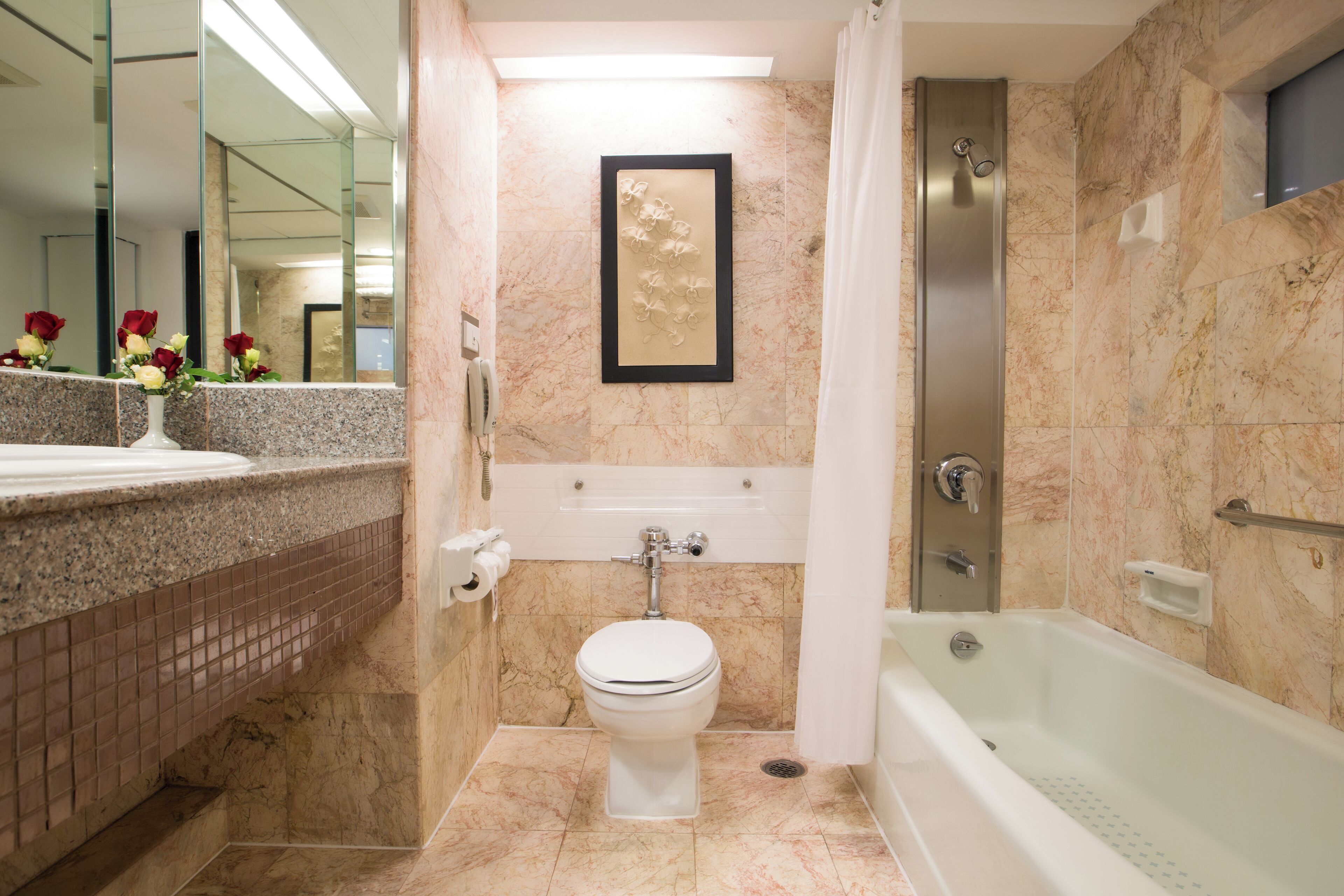 Ein Badezimmer mit Toilette, Waschbecken und Badewanne.