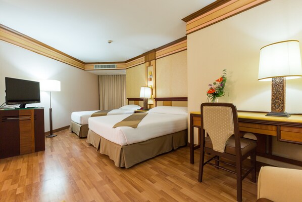 Premier Room, 1 Double or 2 Single Bed | Safe på rommet, skrivebord, blendingsgardiner og wi-fi (inkludert)