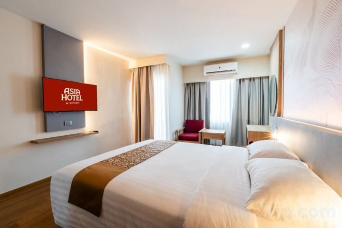 In-room safe, desk, blackout drapes, WiFi (free)
