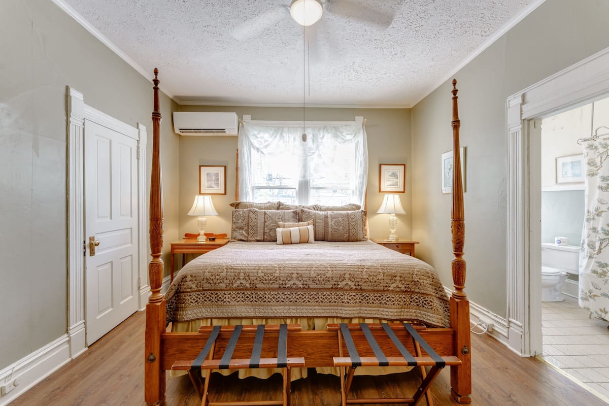 Chambre, 1 très grand lit | Fer et planche à repasser, accès au Wi-Fi (inclus), décor unique