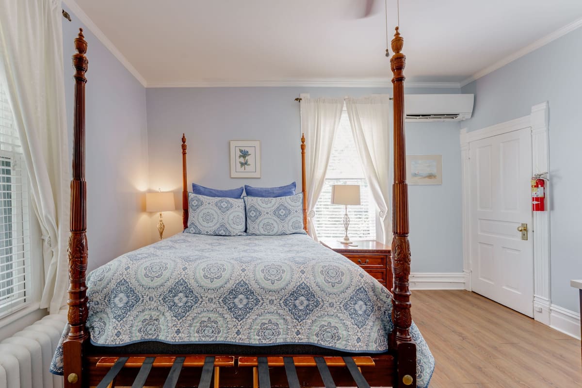 Chambre supérieure, 1 grand lit | Fer et planche à repasser, accès au Wi-Fi (inclus), décor unique