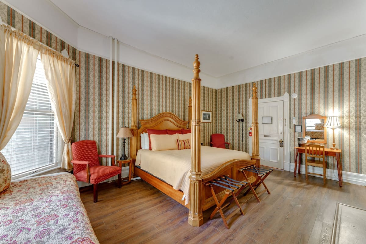 Chambre familiale | Fer et planche à repasser, accès au Wi-Fi (inclus), décor unique